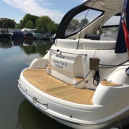 Entire Luxury Motor Yacht 70Sqm - Oyster Fund - 2 Double Bedrooms Both En-Suite - Heating Sleeps Up To 4 People - Moored On Our Private Island - Legoland 8Min Windsor Thorpe Park 8Min Ascot Races Heathrow Wentworth London Lapland Uk Royal Holloway  Egham Exterior photo