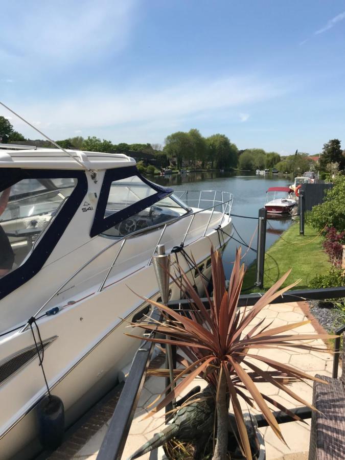 Entire Luxury Motor Yacht 70Sqm - Oyster Fund - 2 Double Bedrooms Both En-Suite - Heating Sleeps Up To 4 People - Moored On Our Private Island - Legoland 8Min Windsor Thorpe Park 8Min Ascot Races Heathrow Wentworth London Lapland Uk Royal Holloway  Egham Exterior photo